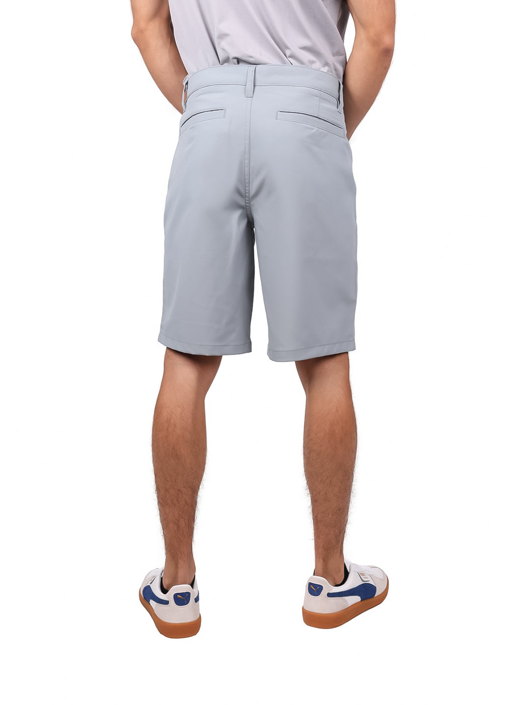 Hombre vistiendo pantalones cortos Hurley color gris gladiador, estilo híbrido y deportivo.