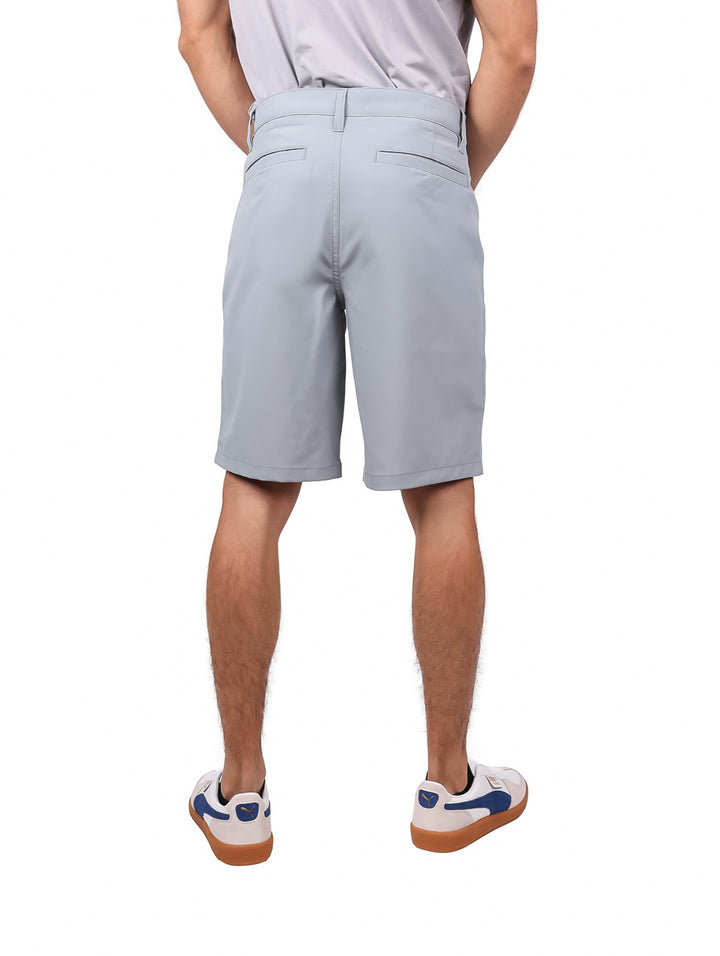Hombre vistiendo pantalones cortos Hurley color gris gladiador, estilo híbrido y deportivo.