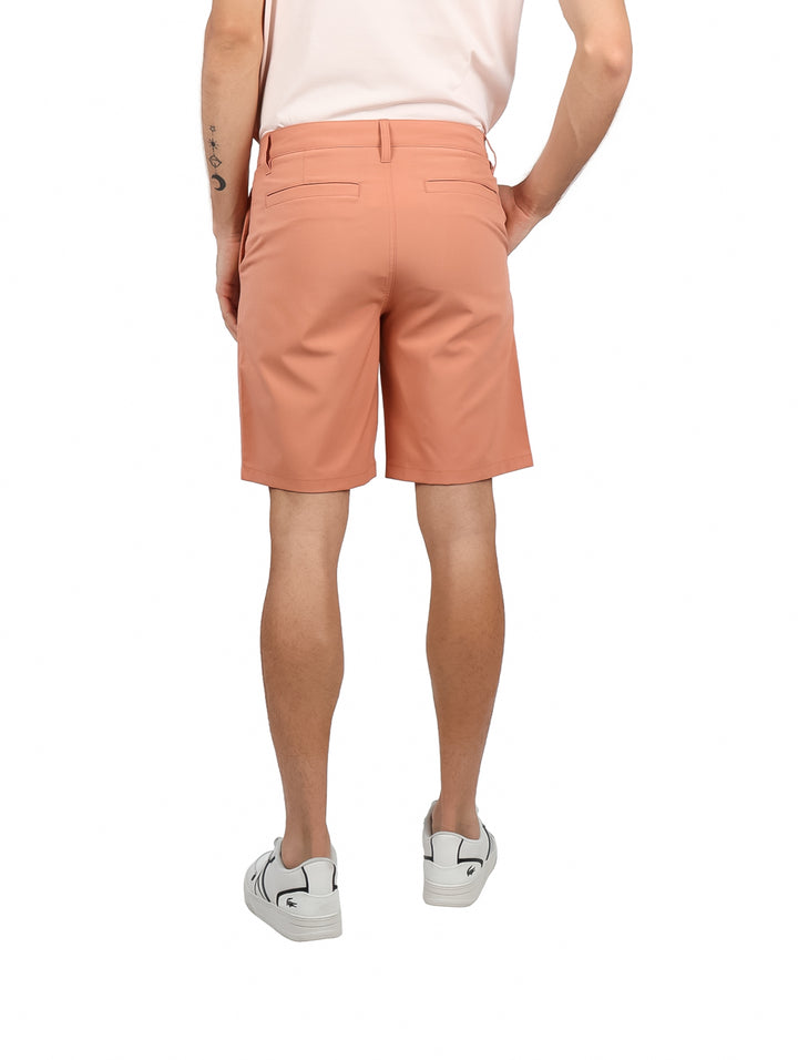 Hombre vistiendo shorts Hurley color Martian Rust, estilo híbrido para surf y caminata.