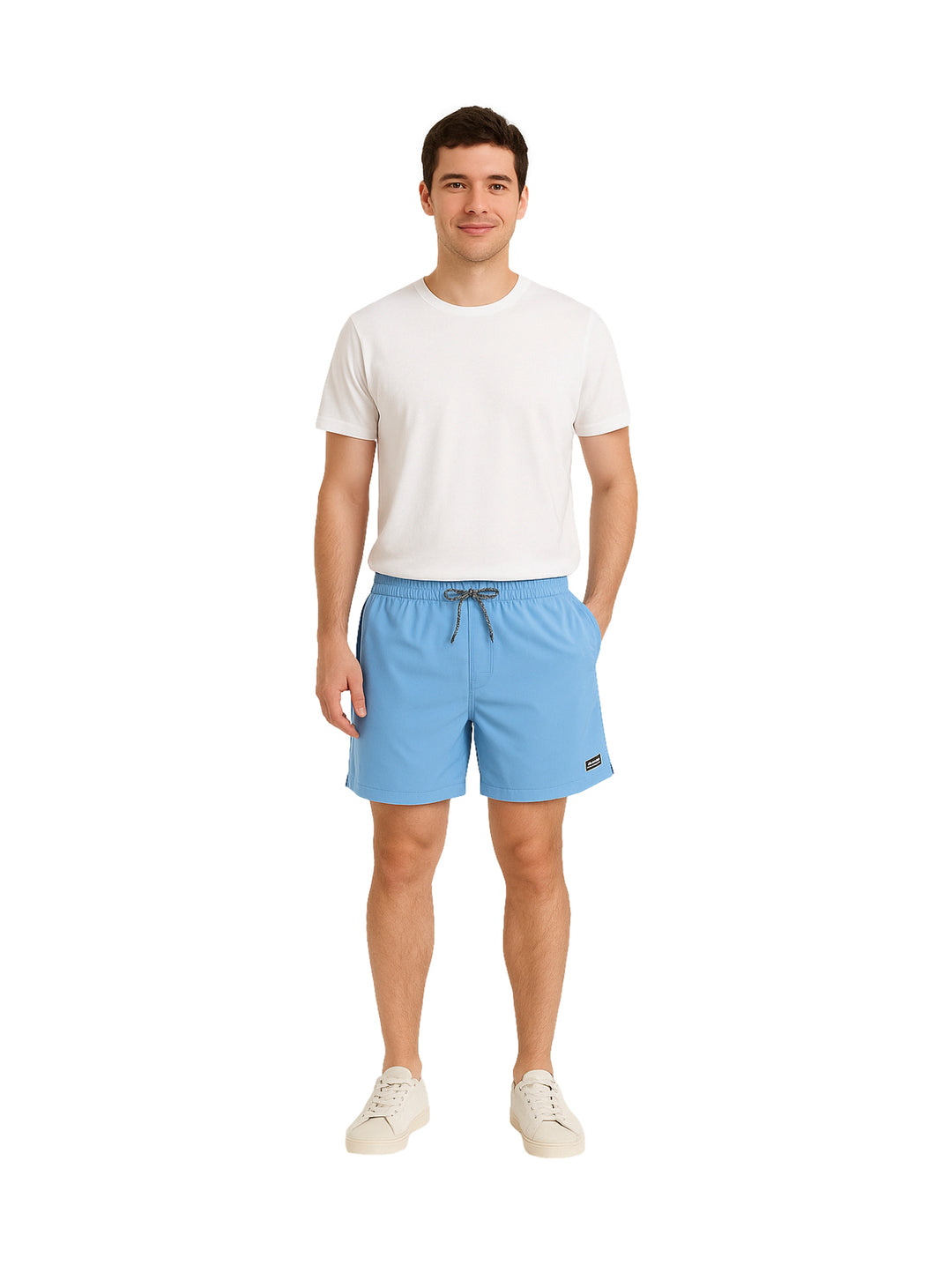 Hombre vistiendo shorts de natación Hurley color azul claro con camiseta blanca y tenis blancos.
