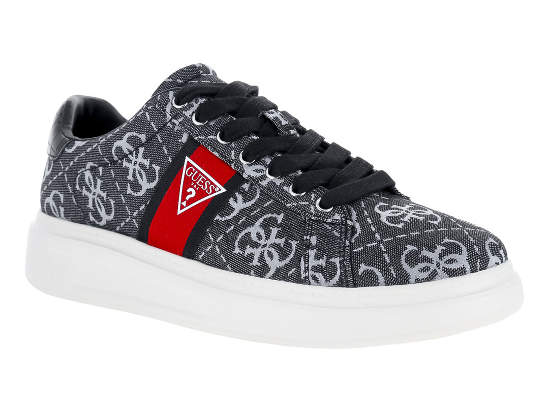 Tenis Guess gris y negro con estampado de monograma, detalle en rojo y suela blanca.
