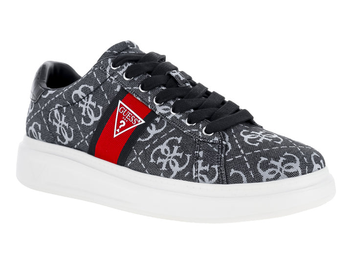 Tenis Guess gris y negro con estampado de monograma, detalle en rojo y suela blanca.