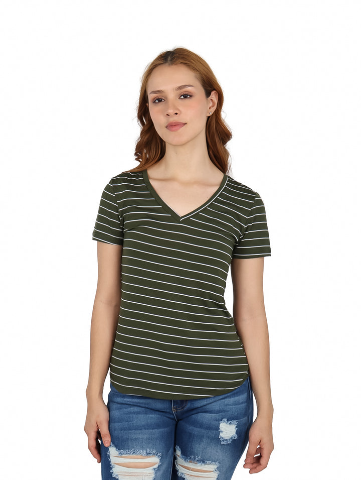 Mujer vistiendo blusa de rayas horizontales verdes y blancas con cuello en V.