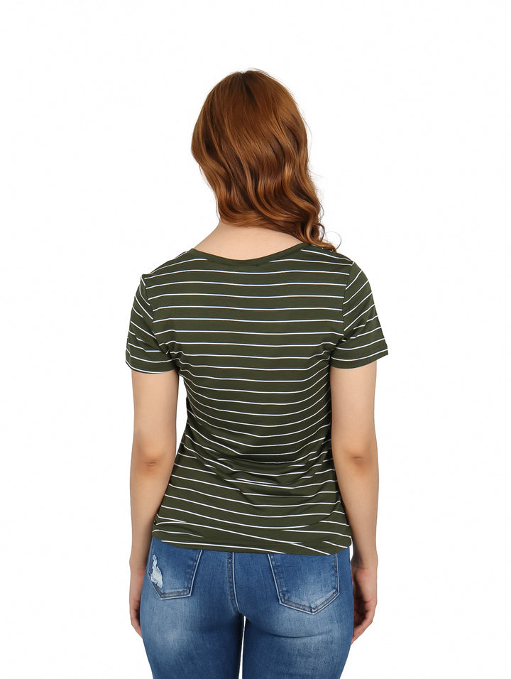 Mujer vistiendo blusa de rayas horizontales verdes y blancas con cuello en V.