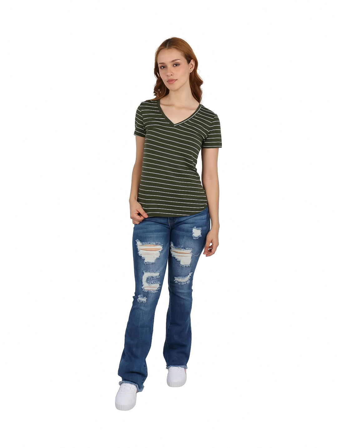 Mujer vistiendo blusa de rayas horizontales verdes y blancas con cuello en V.