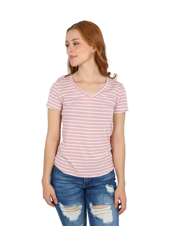 Mujer vistiendo blusa rosa con rayas blancas horizontales y cuello en V.