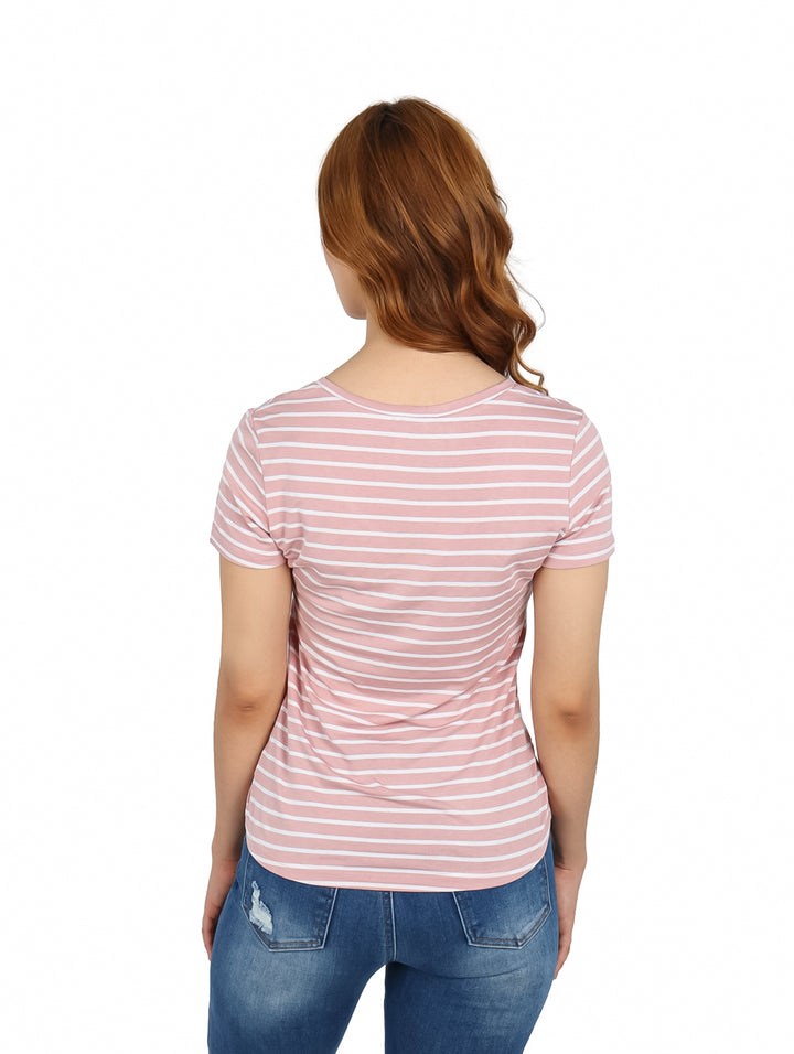 Mujer vistiendo blusa rosa con rayas blancas horizontales y cuello en V.
