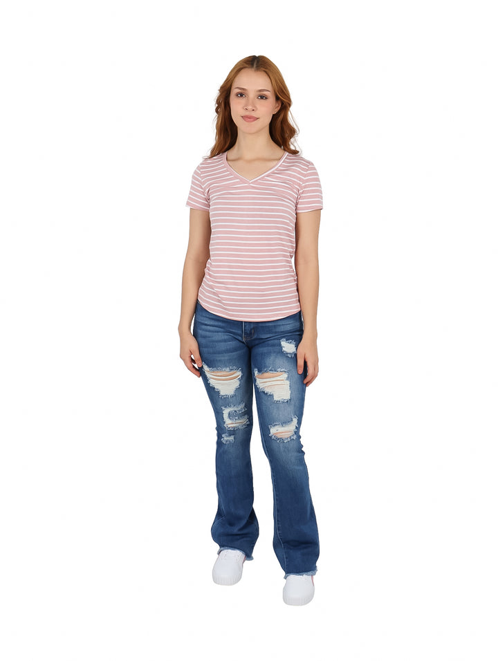 Mujer vistiendo blusa rosa con rayas blancas horizontales y cuello en V.