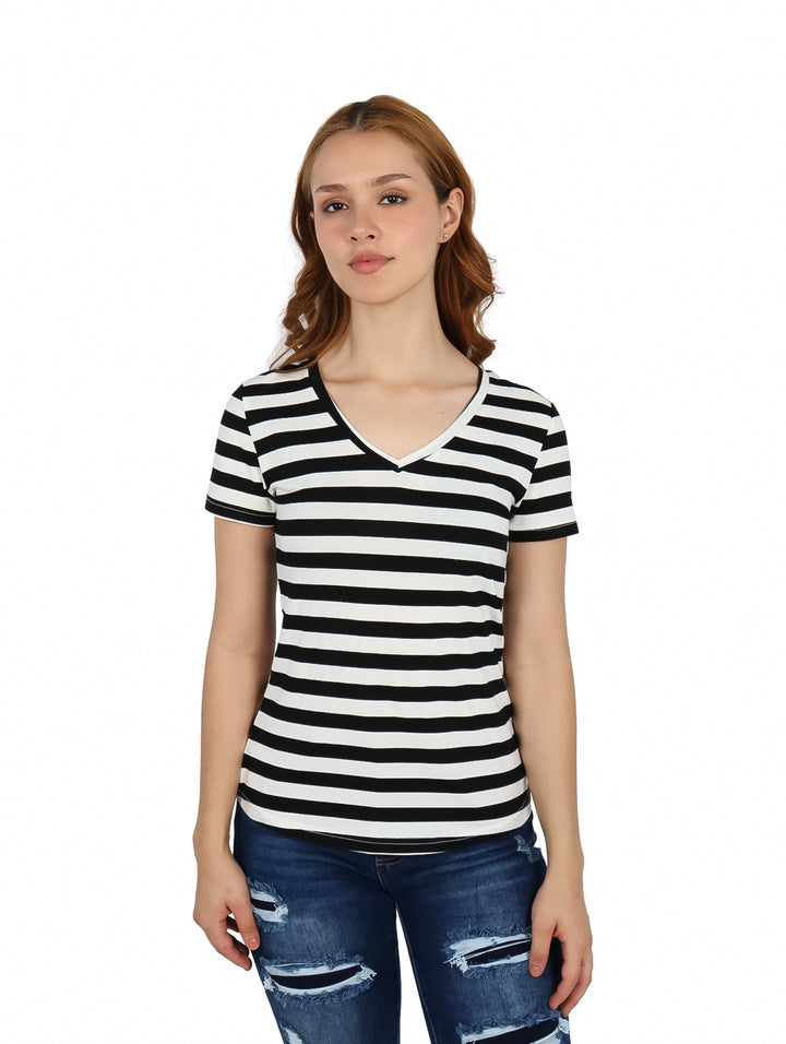 Blusa para mujer con rayas horizontales negras y blancas, cuello en V y manga corta.