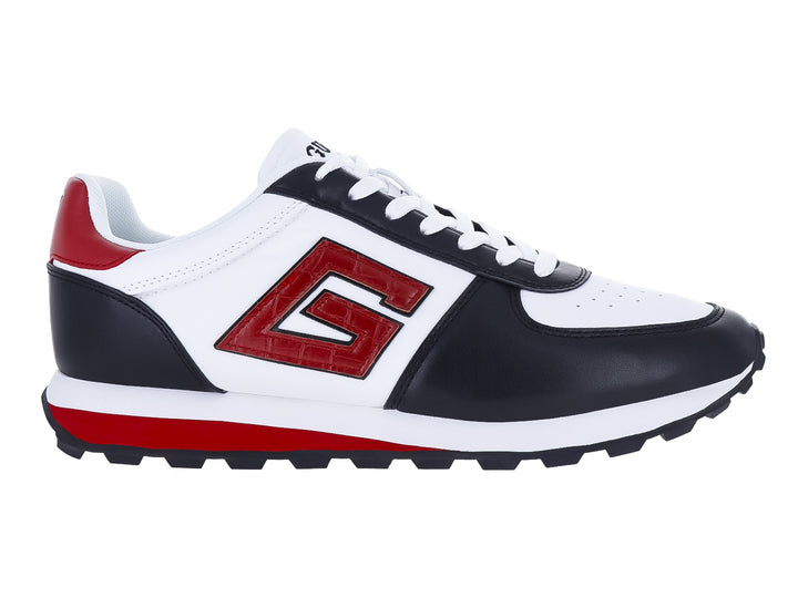 Tenis Guess en colores blanco, negro y rojo con logotipo lateral y suela blanca y roja.