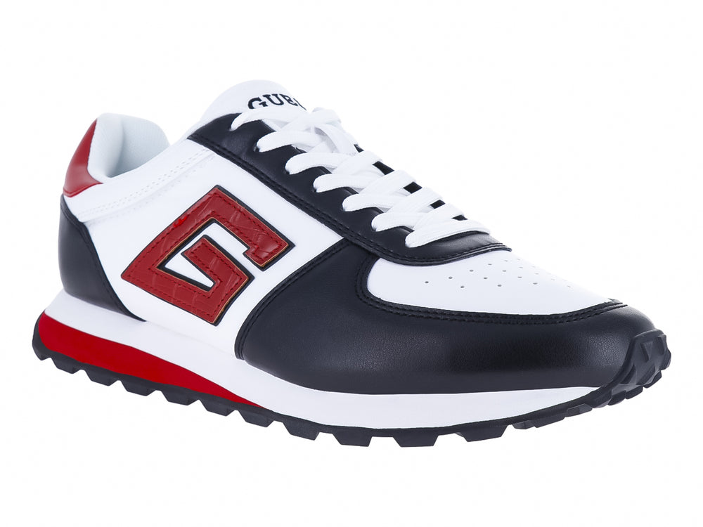 Tenis Guess en colores blanco, negro y rojo con logotipo lateral y suela blanca y roja.