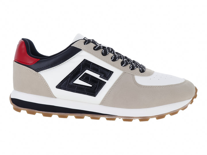 Tenis Guess en colores blanco y beige con detalles en negro y rojo y suela café dentada.