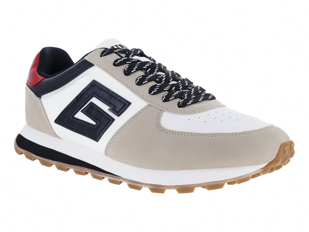 Tenis Guess en colores blanco y beige con detalles en negro y rojo y suela café dentada.