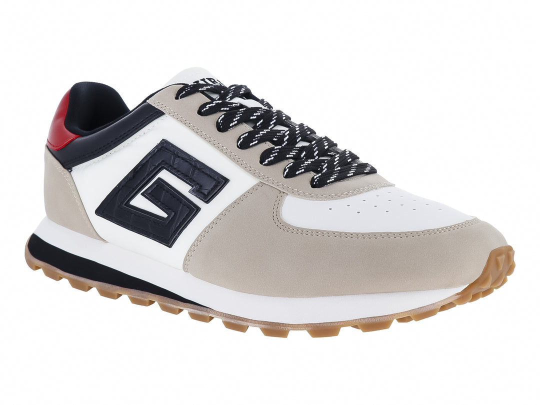 Tenis Guess en colores blanco y beige con detalles en negro y rojo y suela café dentada.