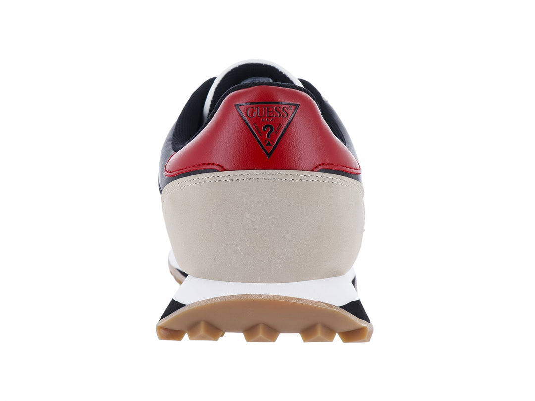 Tenis Guess en colores blanco y beige con detalles en negro y rojo y suela café dentada.