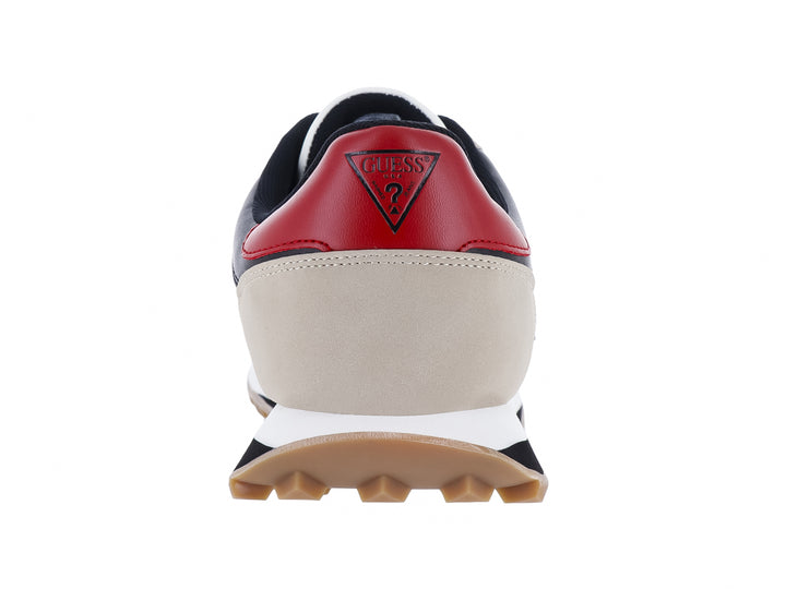 Tenis Guess en colores blanco y beige con detalles en negro y rojo y suela café dentada.