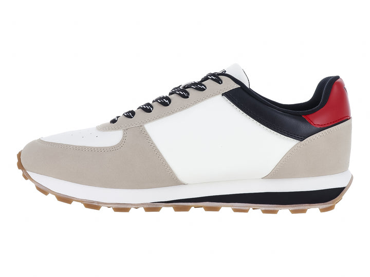 Tenis Guess en colores blanco y beige con detalles en negro y rojo y suela café dentada.