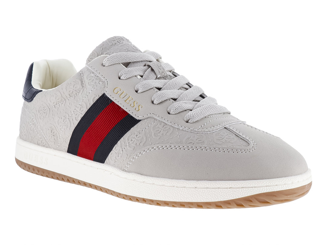 Tenis Guess color natural con franjas azul y rojo en el lateral, suela blanca y detalles en azul marino.