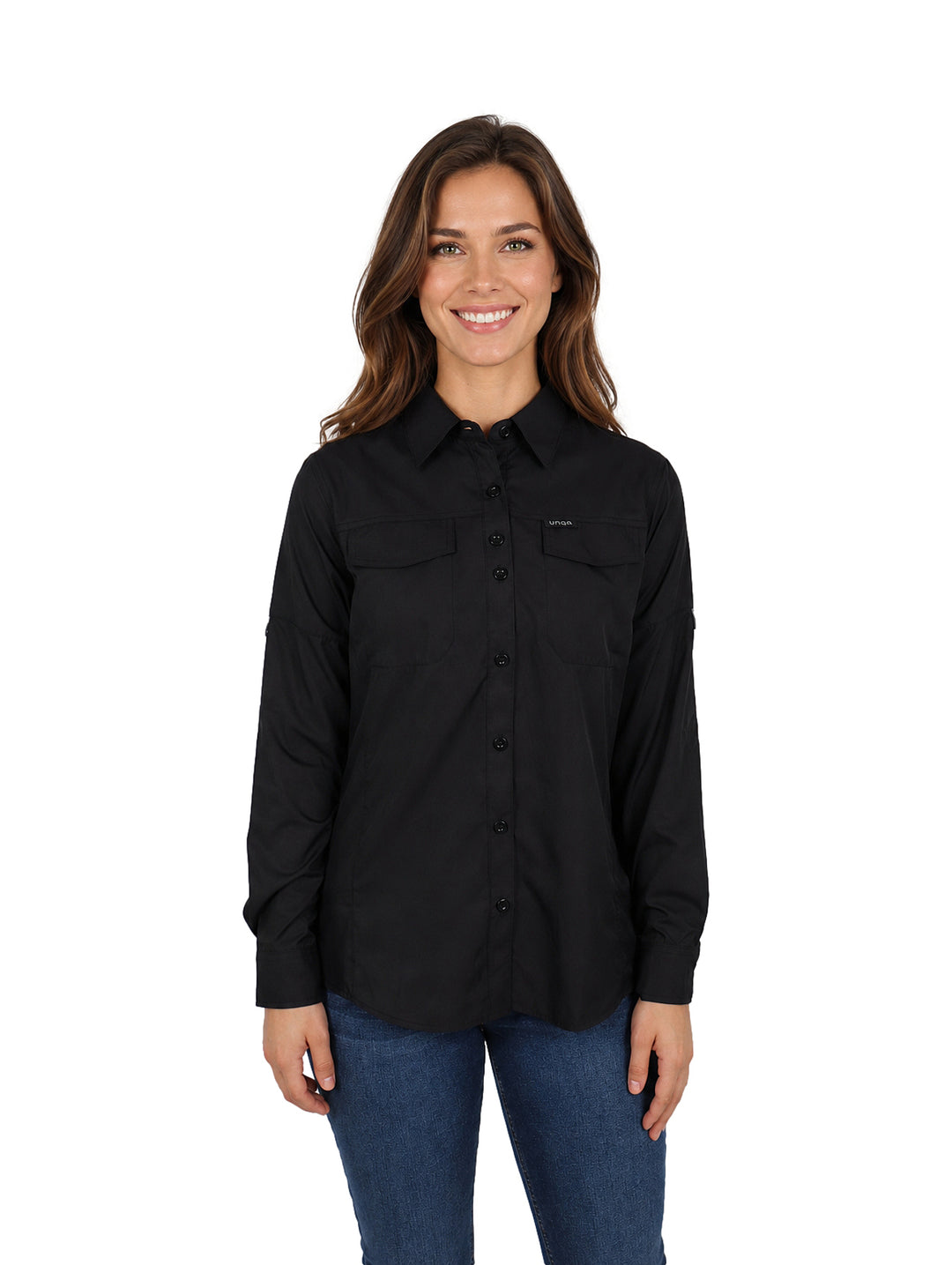 Mujer vistiendo una camisa outdoor de manga larga color negro con bolsillos frontales y cuello.