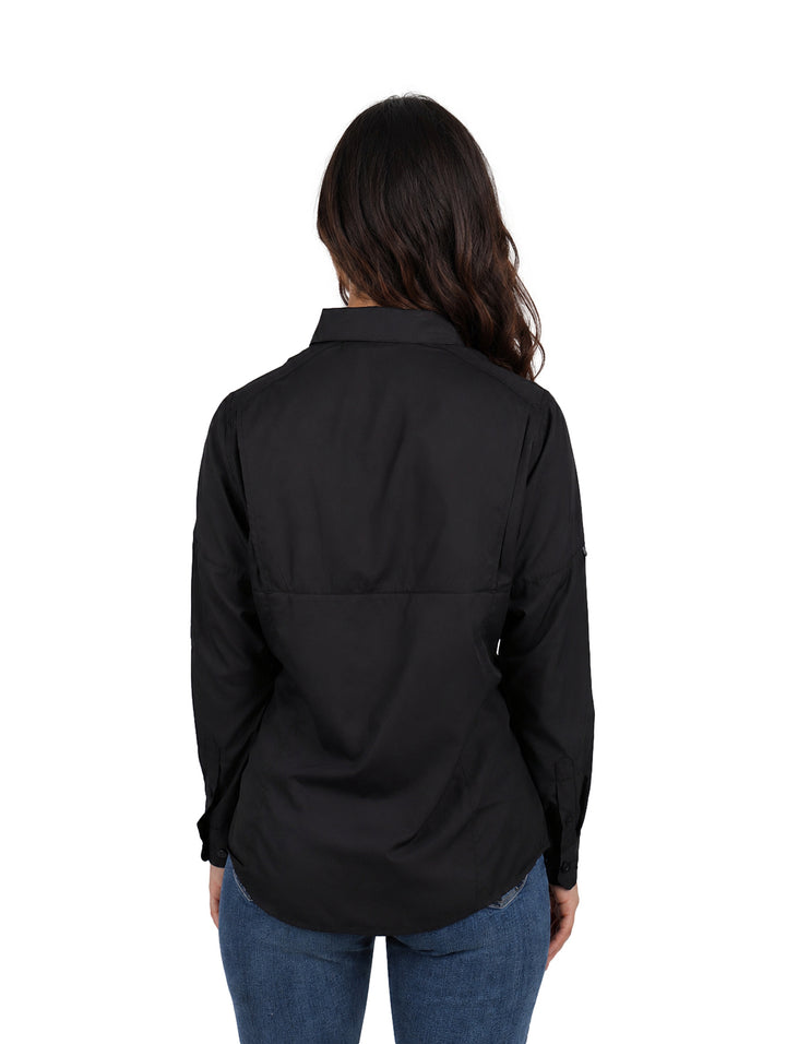 Mujer vistiendo una camisa outdoor de manga larga color negro con bolsillos frontales y cuello.