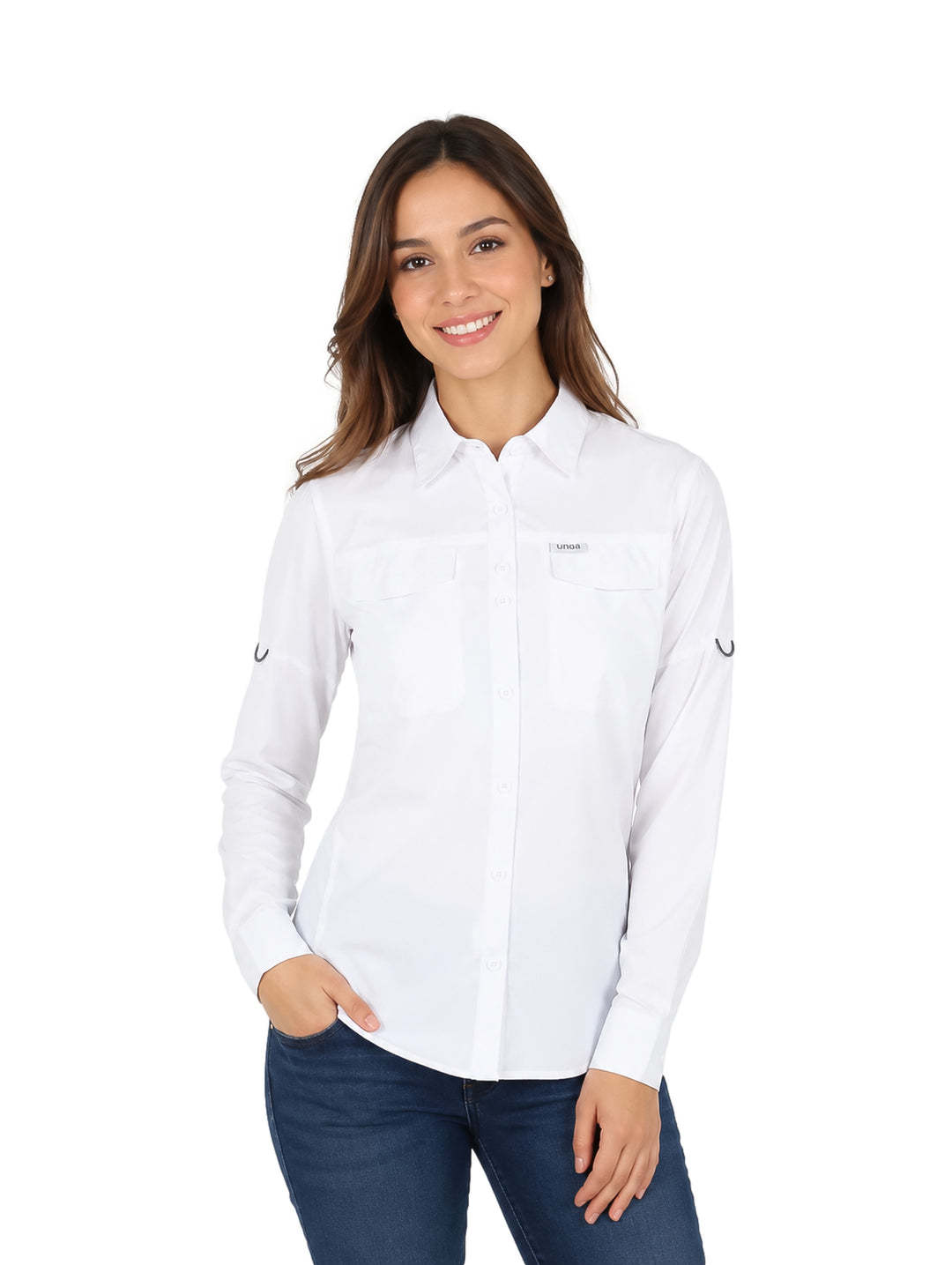 Mujer vistiendo una camisa outdoor de color blanco con manga larga y bolsillos en el pecho.