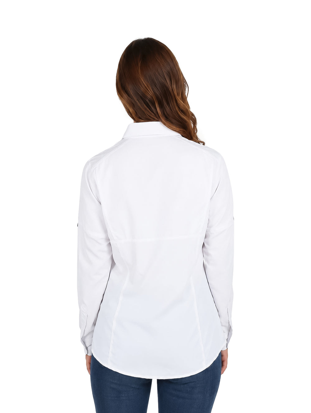 Mujer vistiendo una camisa outdoor de color blanco con manga larga y bolsillos en el pecho.