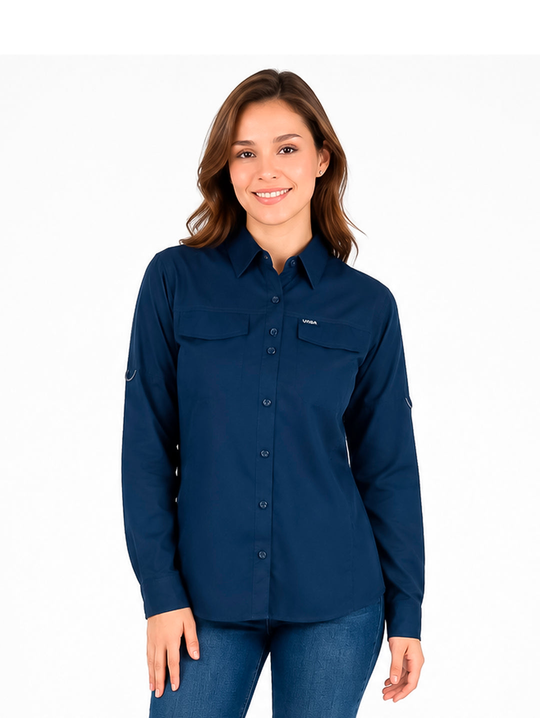 Mujer vistiendo una camisa UNGA de manga larga en color azul navy con bolsillos frontales y estilo outdoor.