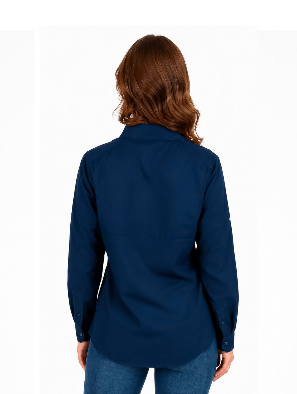 Mujer vistiendo una camisa UNGA de manga larga en color azul navy con bolsillos frontales y estilo outdoor.