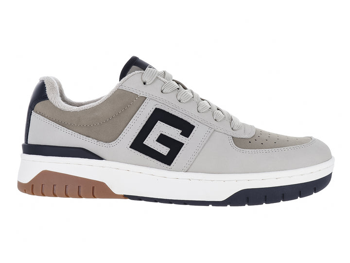 Tenis deportivos Guess en color gris con detalles en azul marino, suela blanca y café.