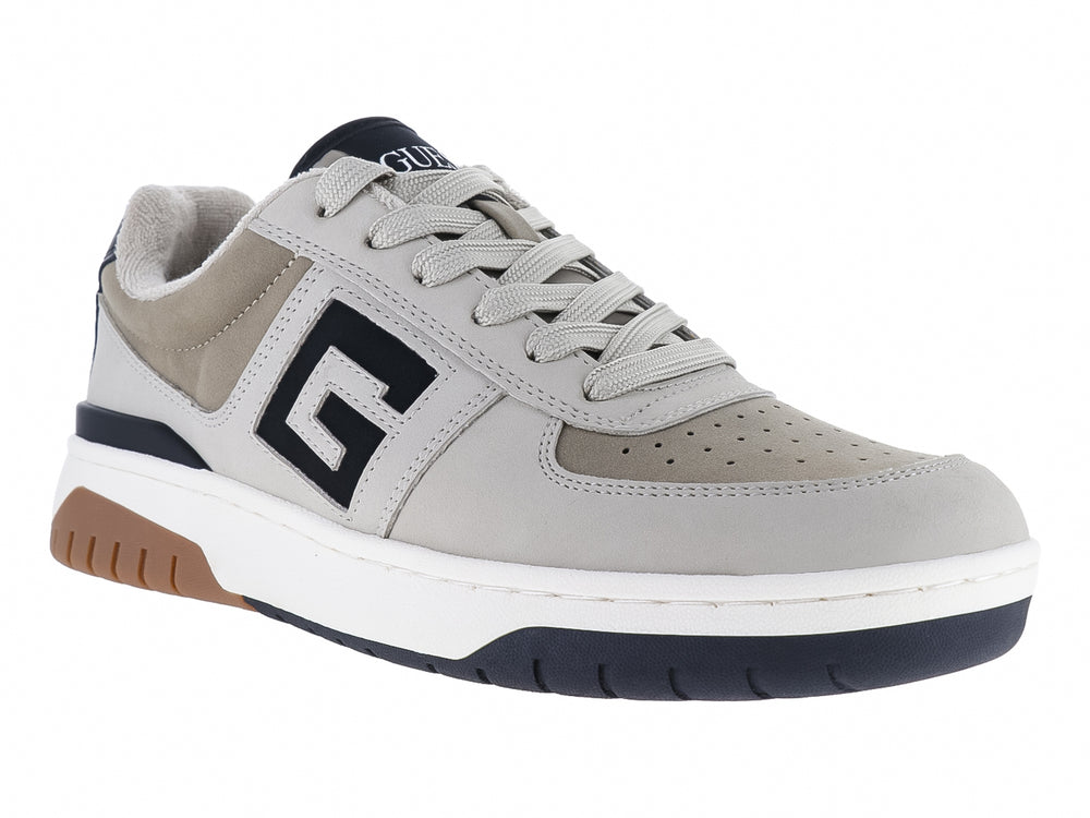 Tenis deportivos Guess en color gris con detalles en azul marino, suela blanca y café.
