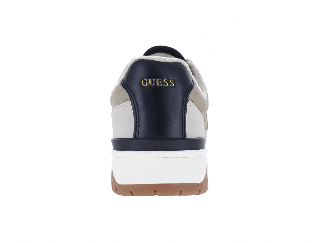 Tenis deportivos Guess en color gris con detalles en azul marino, suela blanca y café.