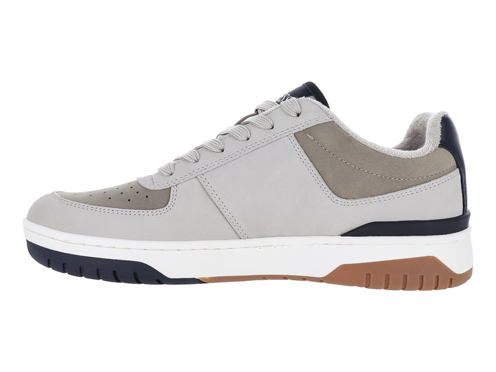 Tenis deportivos Guess en color gris con detalles en azul marino, suela blanca y café.