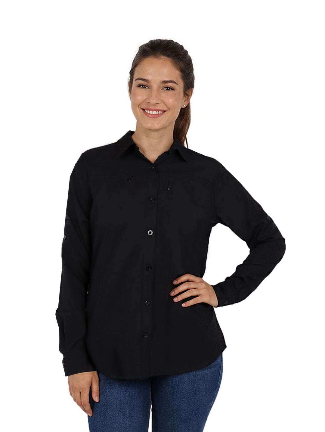 Mujer vistiendo una camisa de manga larga color negro con botones frontales y cuello.