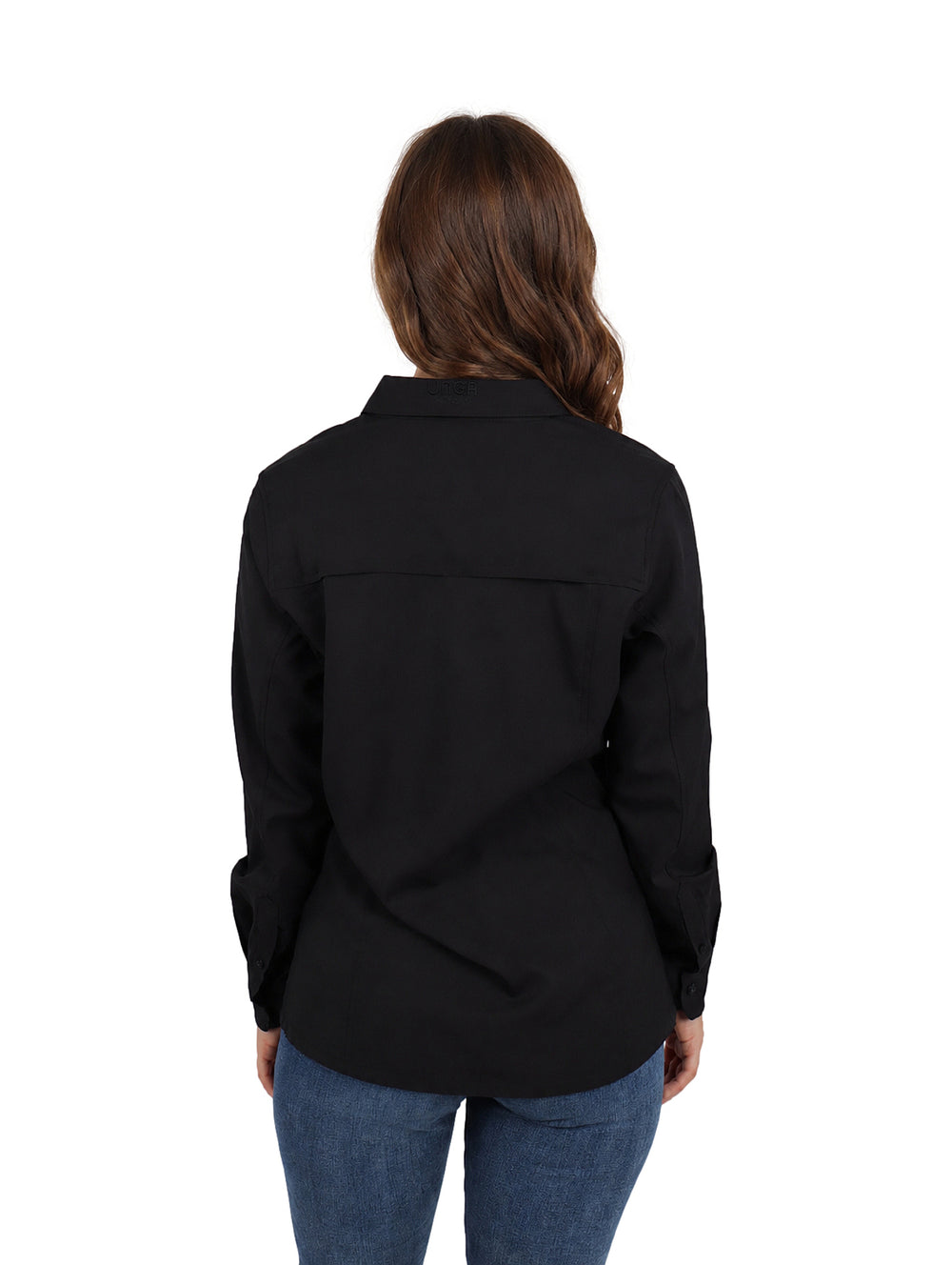 Mujer vistiendo una camisa de manga larga color negro con botones frontales y cuello.