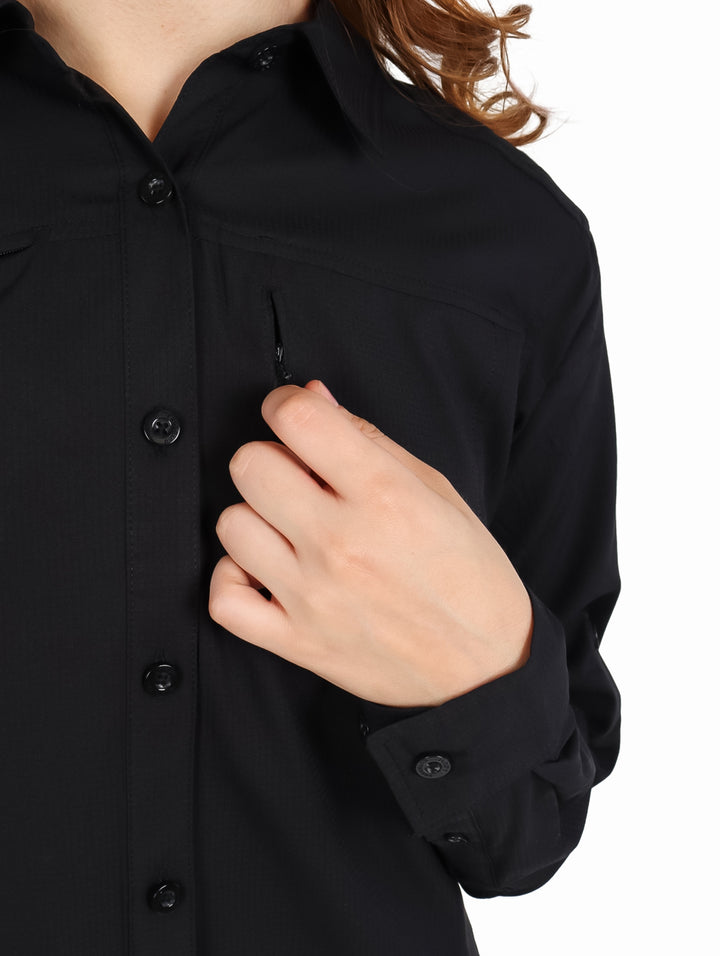 Mujer vistiendo una camisa de manga larga color negro con botones frontales y cuello.