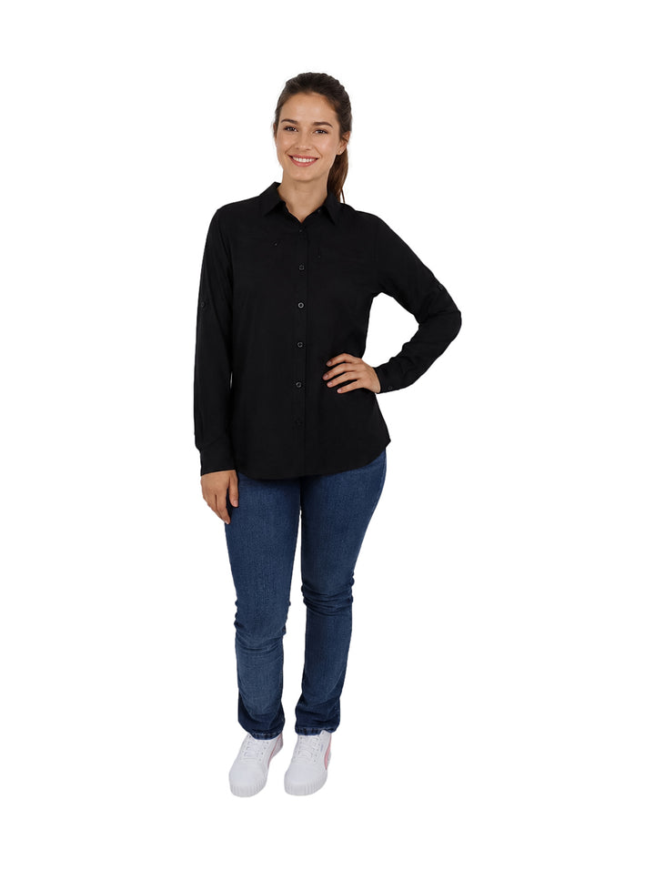 Mujer vistiendo una camisa de manga larga color negro con botones frontales y cuello.