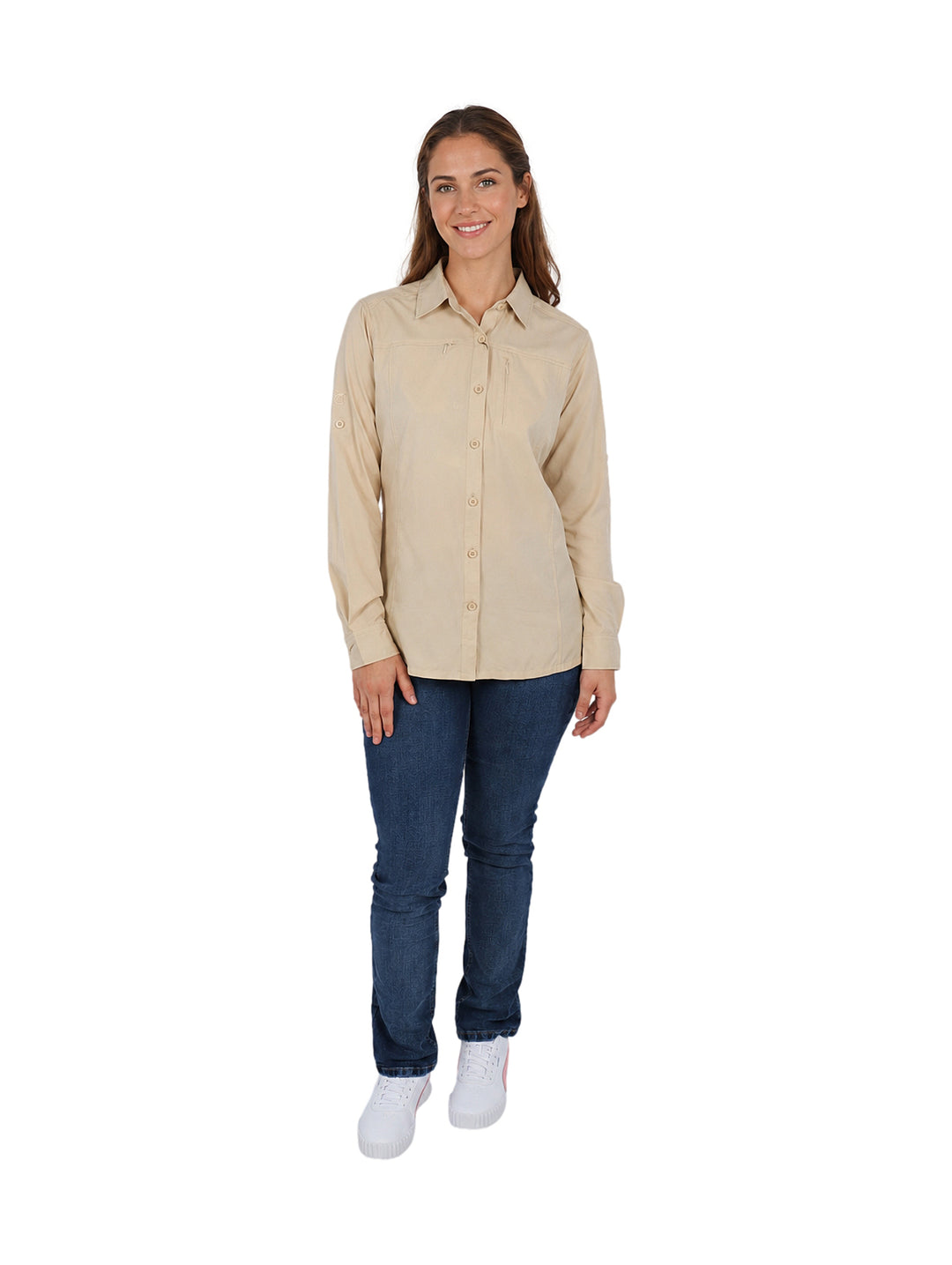Mujer vistiendo una camisa de manga larga color beige estilo outdoor con botones y bolsillos delanteros.
