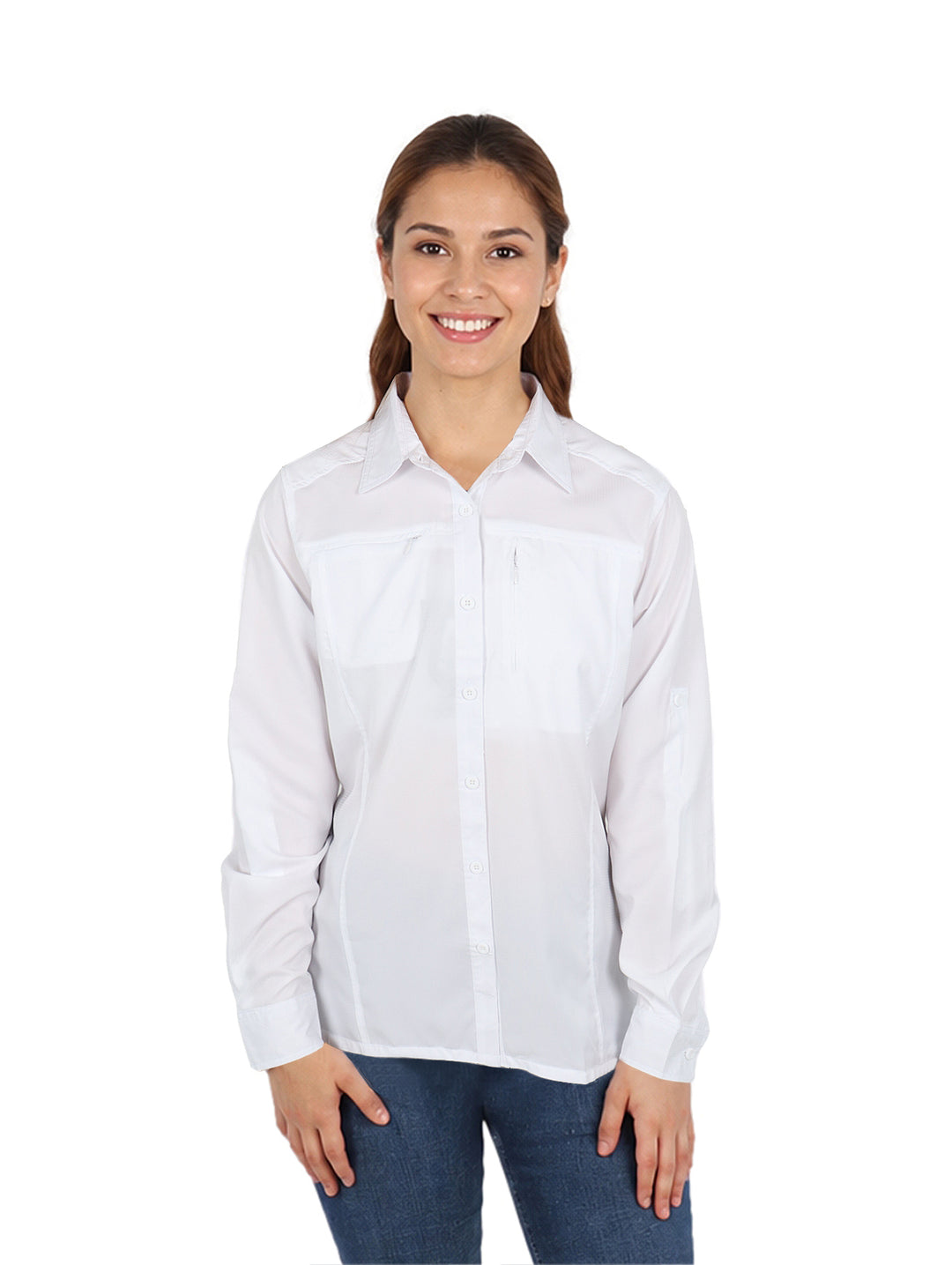 Mujer vistiendo una camisa blanca de manga larga con cuello y botones, estilo outdoor.