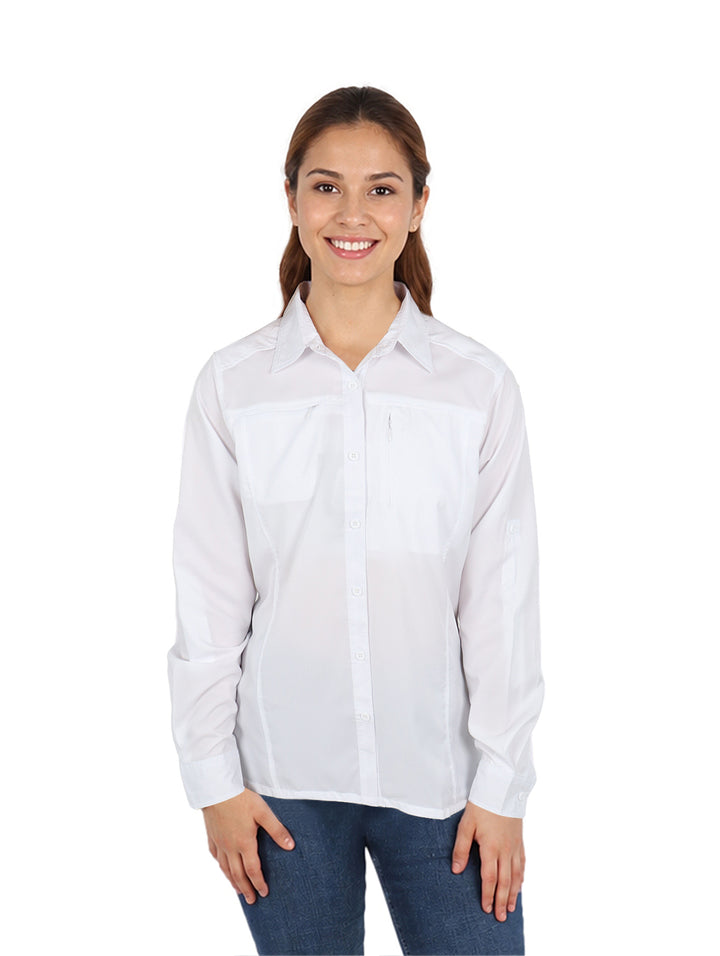 Mujer vistiendo una camisa blanca de manga larga con cuello y botones, estilo outdoor.