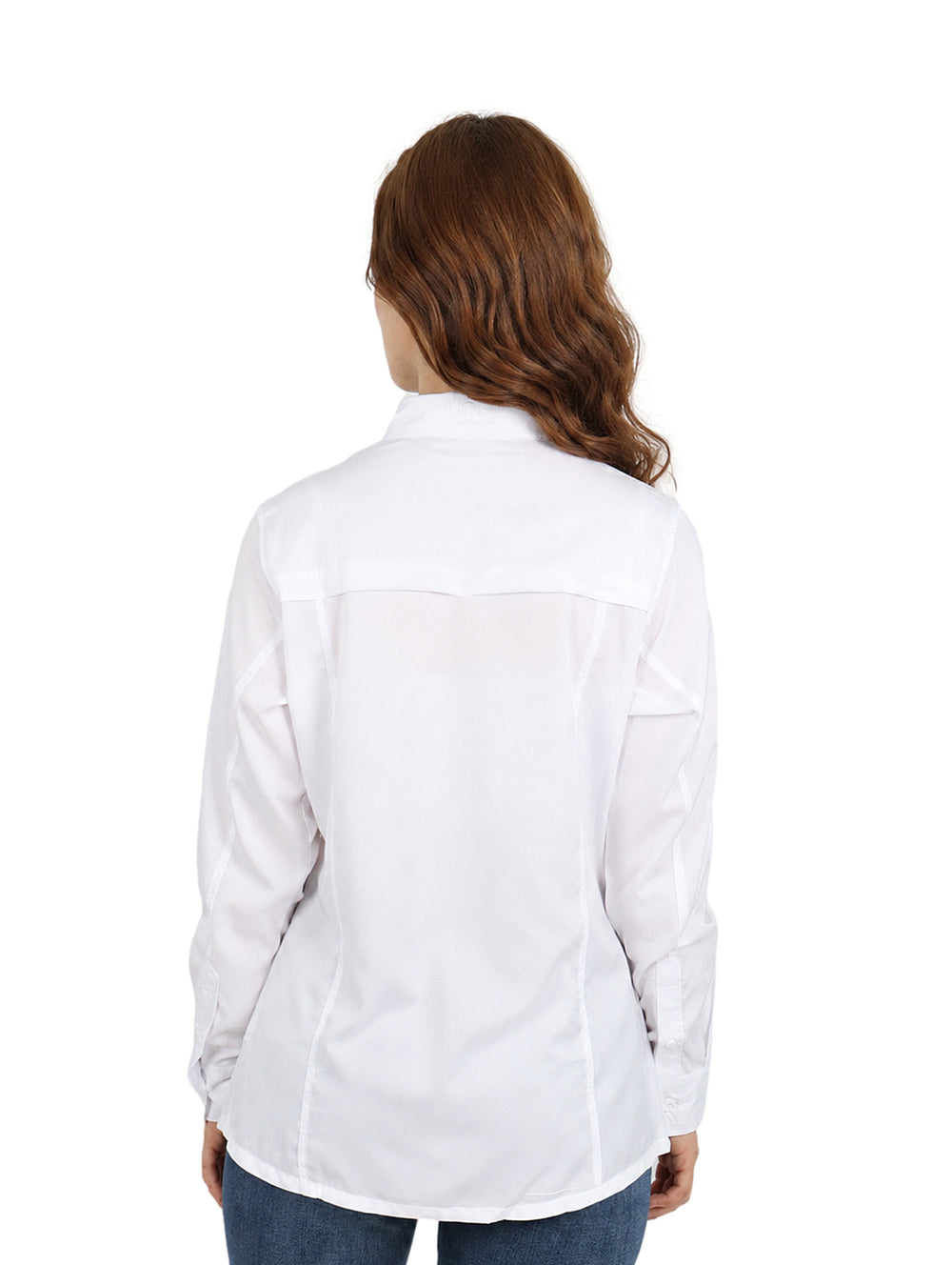 Mujer vistiendo una camisa blanca de manga larga con cuello y botones, estilo outdoor.