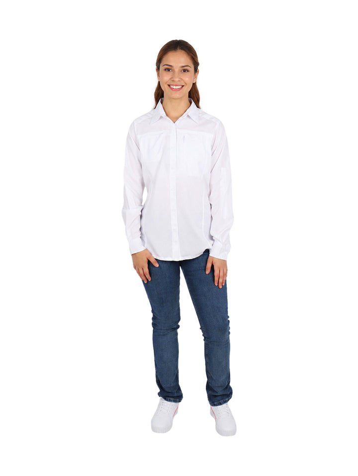 Mujer vistiendo una camisa blanca de manga larga con cuello y botones, estilo outdoor.