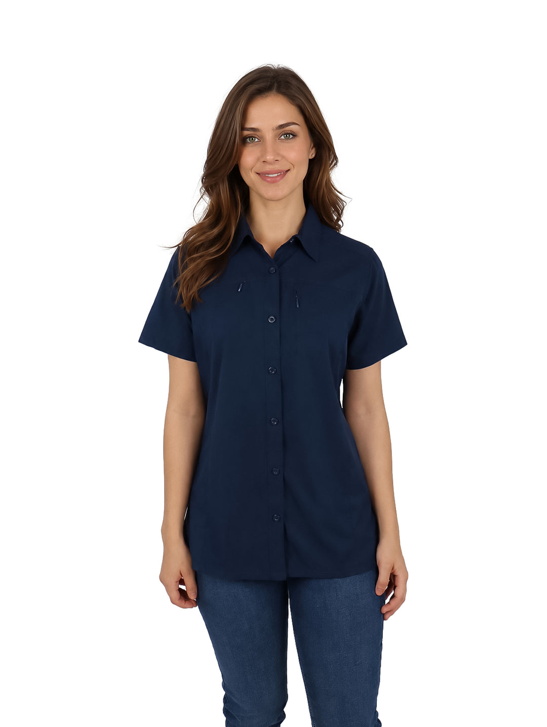 Mujer vistiendo una camisa outdoor de color azul marino con manga corta y cuello.