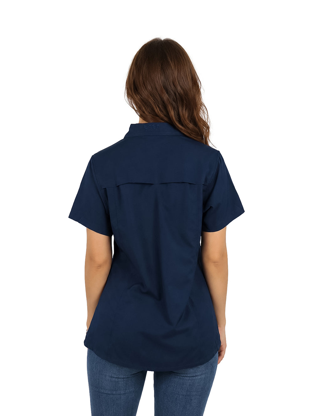 Mujer vistiendo una camisa outdoor de color azul marino con manga corta y cuello.