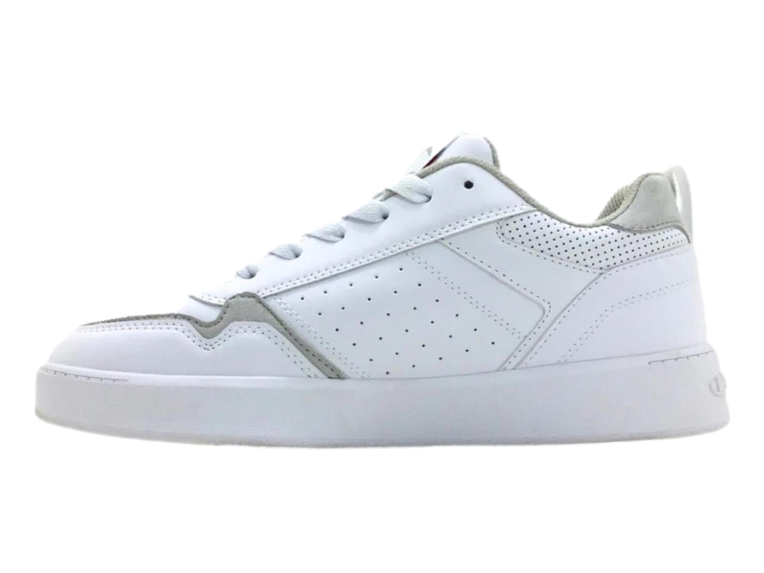 Tenis Champion color blanco con detalles en gris y perforaciones laterales, vista lateral.