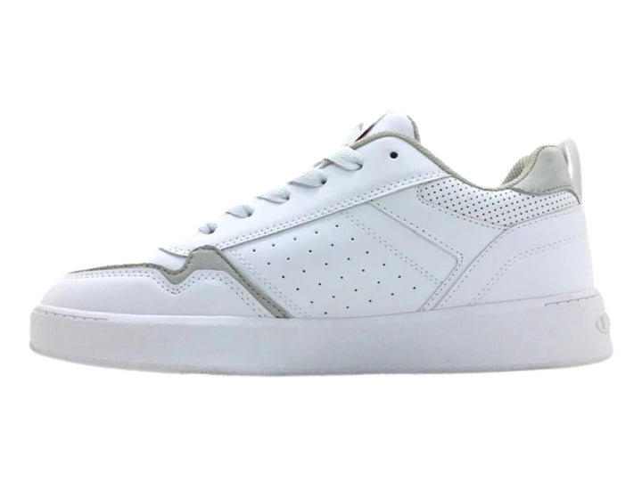 Tenis Champion color blanco con detalles en gris y perforaciones laterales, vista lateral.