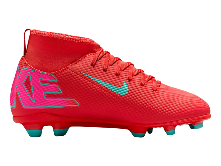 Zapato de fútbol Nike Superfly en color rojo Ember Glow con detalles en verde Aurora Green y tacos FG/MG.