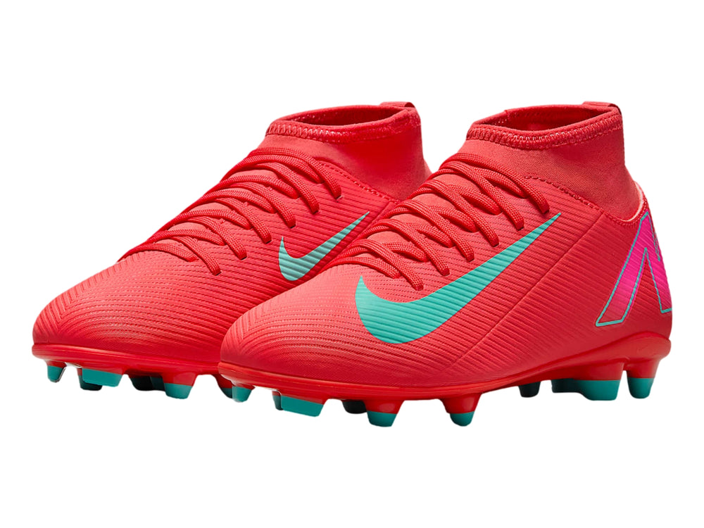Zapato de fútbol Nike Superfly en color rojo Ember Glow con detalles en verde Aurora Green y tacos FG/MG.