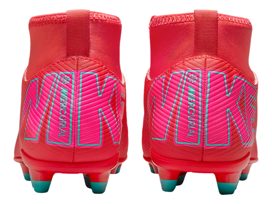 Zapato de fútbol Nike Superfly en color rojo Ember Glow con detalles en verde Aurora Green y tacos FG/MG.