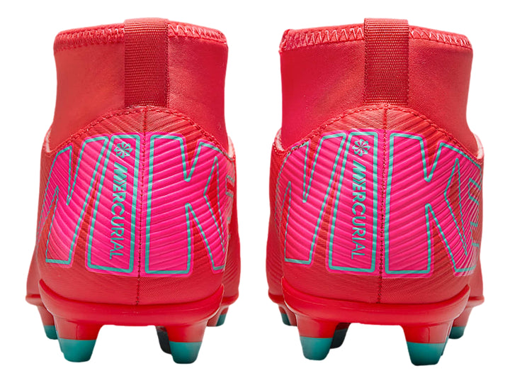 Zapato de fútbol Nike Superfly en color rojo Ember Glow con detalles en verde Aurora Green y tacos FG/MG.