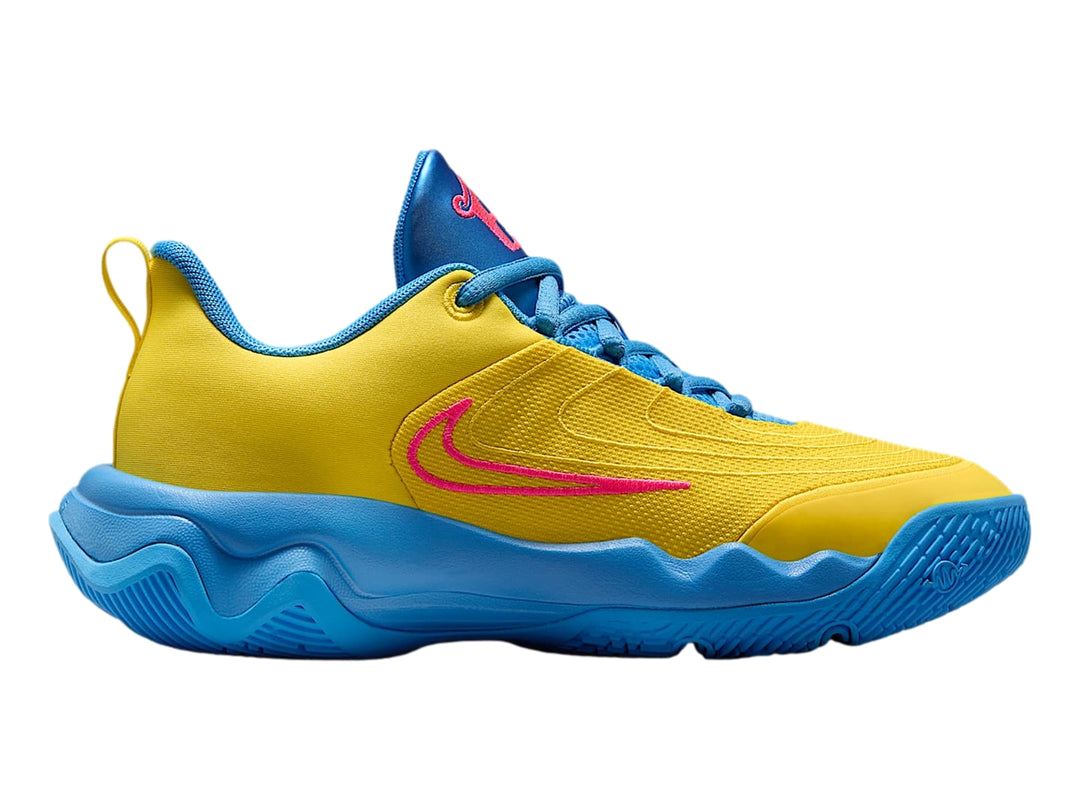 Tenis de baloncesto Nike Giannis Immortality 4 en color amarillo con suela azul y logo rosa.